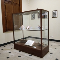 Vetrina espositiva ad isola linea ARGURION "telaio in alluminio"cm 80x152x200h.